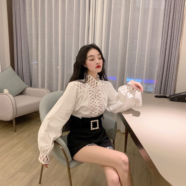 Cămașă elegantă de damă în alb cu motive decupate