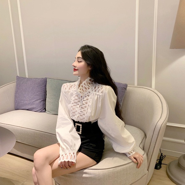 Cămașă elegantă de damă în alb cu motive decupate