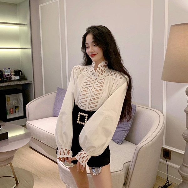 Cămașă elegantă de damă în alb cu motive decupate