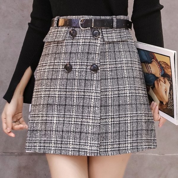 Modern női szoknya övvel és gombokkal fekete és barna színben