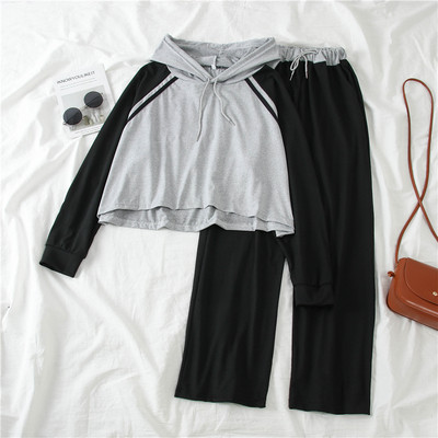 Sportnapi női csapat két részből, szürke és zöld színben