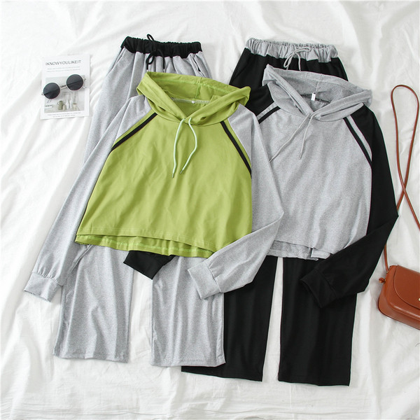 Sportnapi női csapat két részből, szürke és zöld színben