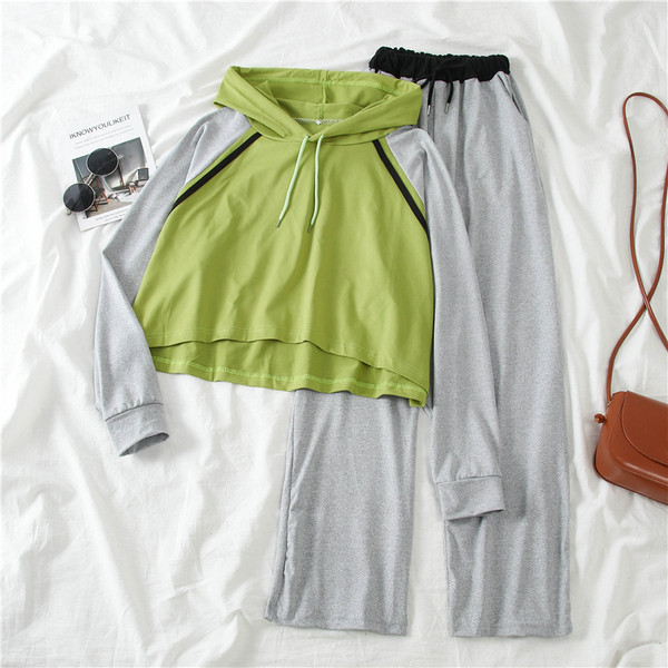 Sportnapi női csapat két részből, szürke és zöld színben