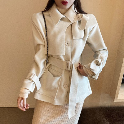 Modern női kabát fehér és fekete övvel