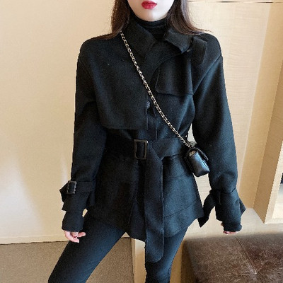 Modern női kabát fehér és fekete övvel