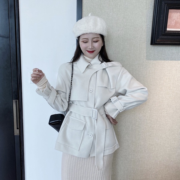 Modern női kabát fehér és fekete övvel