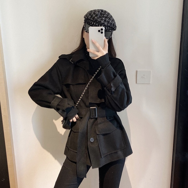 Modern női kabát fehér és fekete övvel