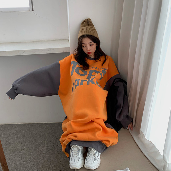 Női hosszú alkalmi ruha narancssárga, feliratokkal