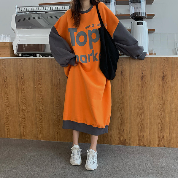 Női hosszú alkalmi ruha narancssárga, feliratokkal