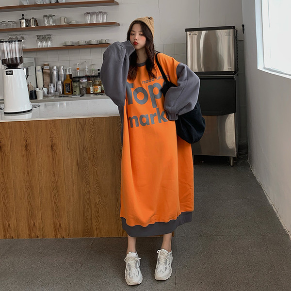 Női hosszú alkalmi ruha narancssárga, feliratokkal