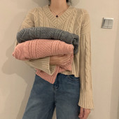 Női rövid pulóver több színben, spitz nyakkivágással