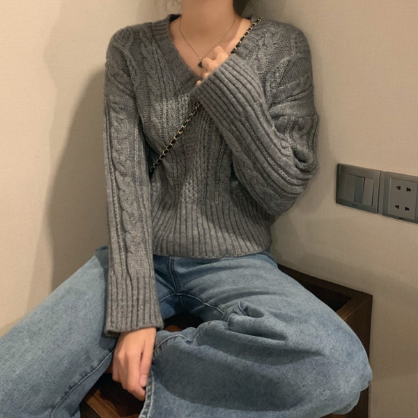 Női rövid pulóver több színben, spitz nyakkivágással