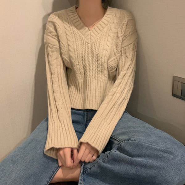 Női rövid pulóver több színben, spitz nyakkivágással