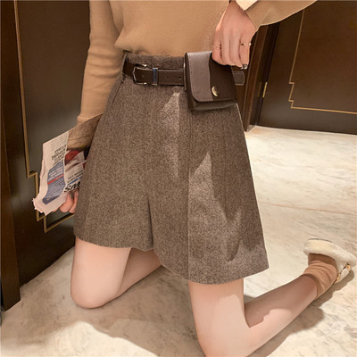 Актуални дамски къси панталони с висока талия в два цвятя