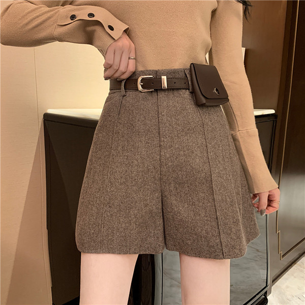 Актуални дамски къси панталони с висока талия в два цвятя