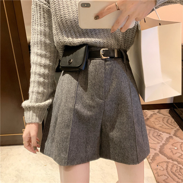 Актуални дамски къси панталони с висока талия в два цвятя