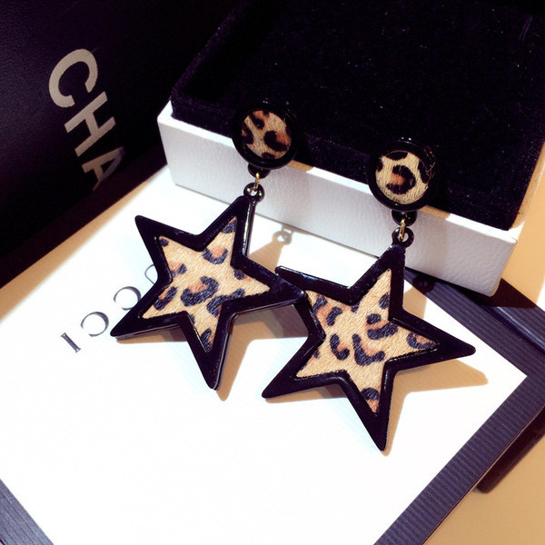 Modern női fülbevaló csillag alakú leopárd mintával - két színben
