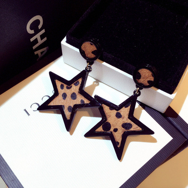 Modern női fülbevaló csillag alakú leopárd mintával - két színben