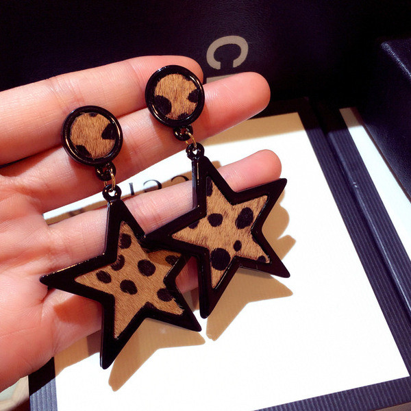 Modern női fülbevaló csillag alakú leopárd mintával - két színben
