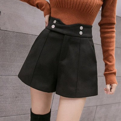 Modern női rövidnadrág fekete és bézs gombokkal