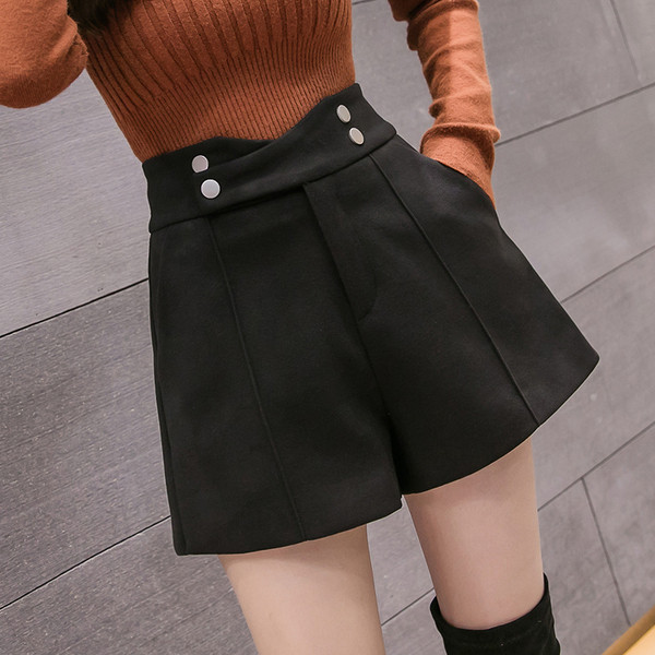 Modern női rövidnadrág fekete és bézs gombokkal