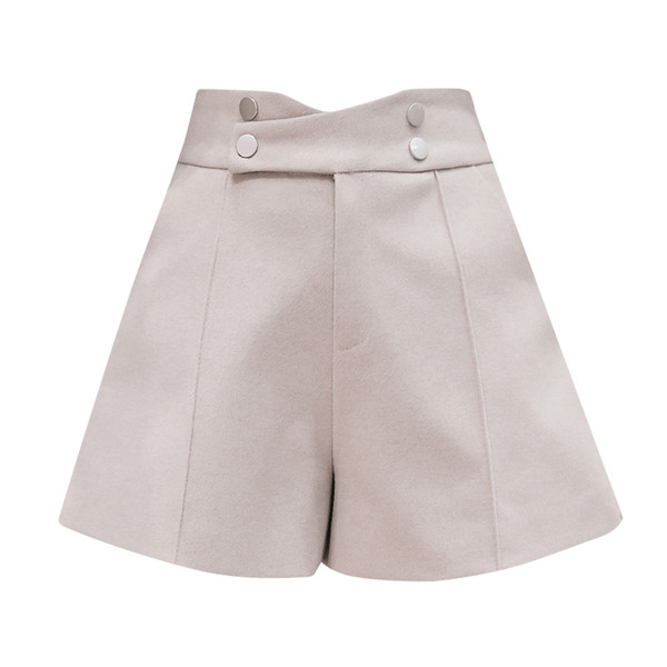 Modern női rövidnadrág fekete és bézs gombokkal