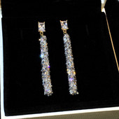 Κομψά κρεμαστά σκουλαρίκια σε μαύρο και άσπρο χρώμα