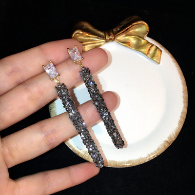 Κομψά κρεμαστά σκουλαρίκια σε μαύρο και άσπρο χρώμα