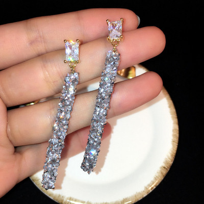 Κομψά κρεμαστά σκουλαρίκια σε μαύρο και άσπρο χρώμα