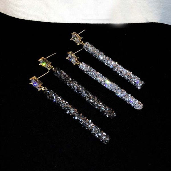 Κομψά κρεμαστά σκουλαρίκια σε μαύρο και άσπρο χρώμα