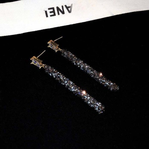 Κομψά κρεμαστά σκουλαρίκια σε μαύρο και άσπρο χρώμα