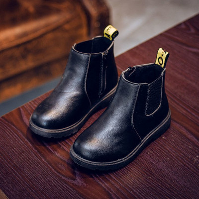 Παιδικές μπότες σε οικολογικό δέρμα κατάλληλο για κορίτσια και αγόρια σε τρία χρώματα