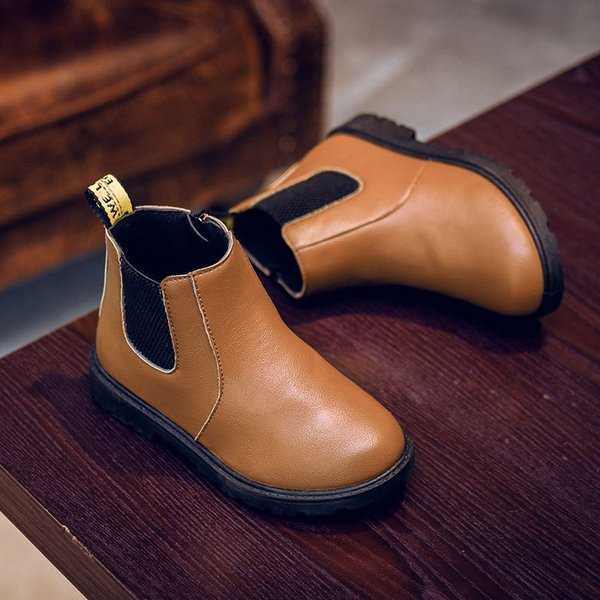 Παιδικές μπότες σε οικολογικό δέρμα κατάλληλο για κορίτσια και αγόρια σε τρία χρώματα