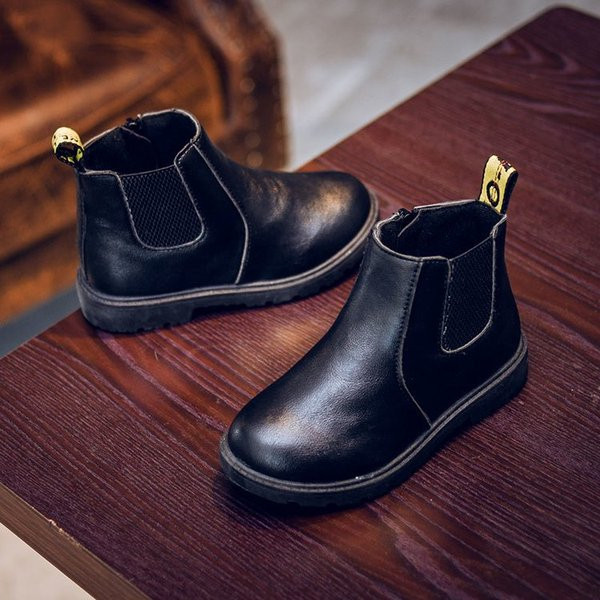 Παιδικές μπότες σε οικολογικό δέρμα κατάλληλο για κορίτσια και αγόρια σε τρία χρώματα