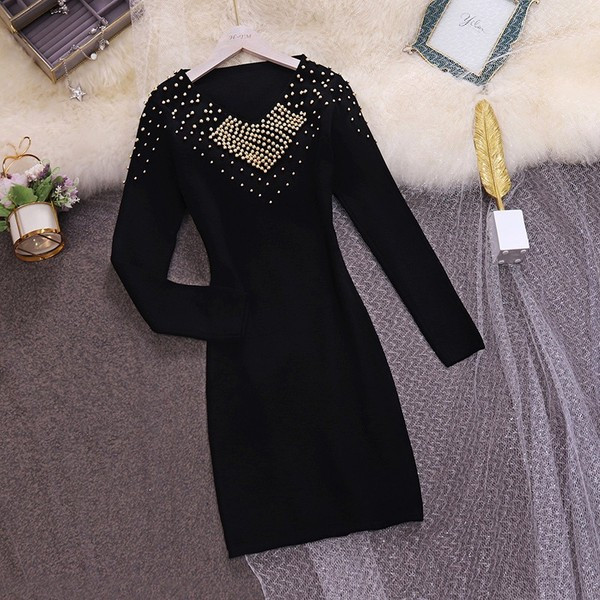 Női ruha hosszú ujjal és lyukakkal, fekete színben