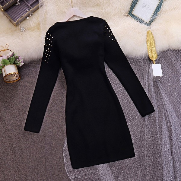 Női ruha hosszú ujjal és lyukakkal, fekete színben