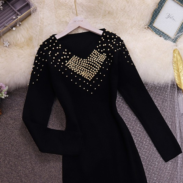 Női ruha hosszú ujjal és lyukakkal, fekete színben