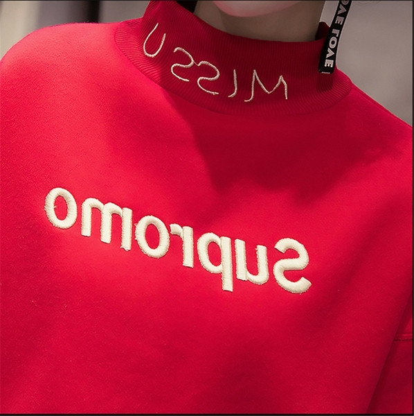 Modern női blúz színes fehér és piros hímzéssel