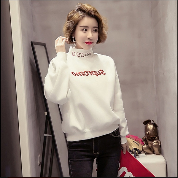 Modern női blúz színes fehér és piros hímzéssel