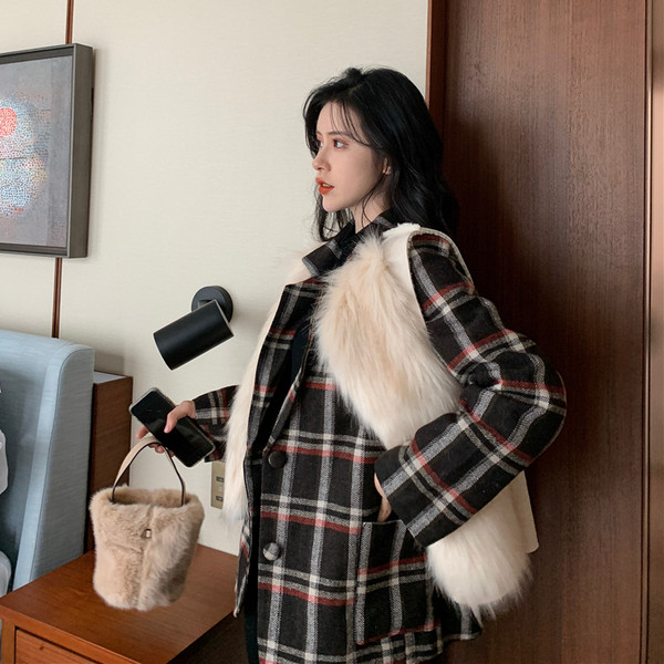 Σύντομο γιλέκο από συνθετική γούνα σε λευκό χρώμα