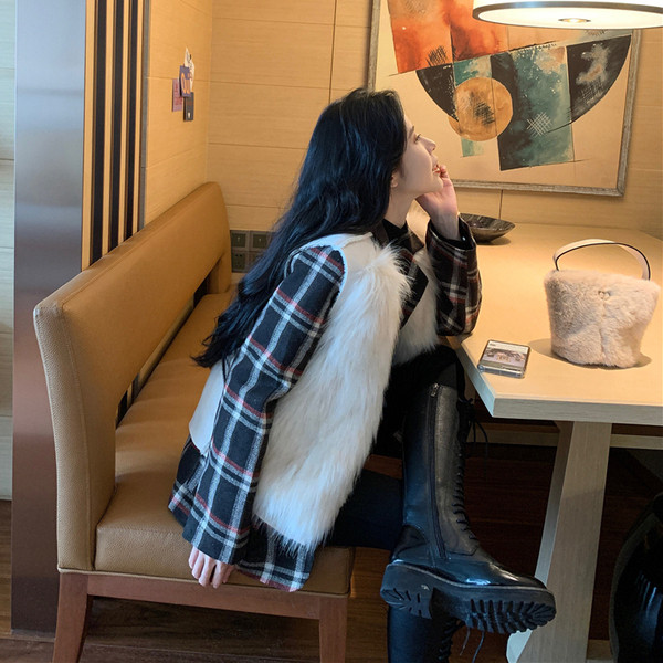 Σύντομο γιλέκο από συνθετική γούνα σε λευκό χρώμα