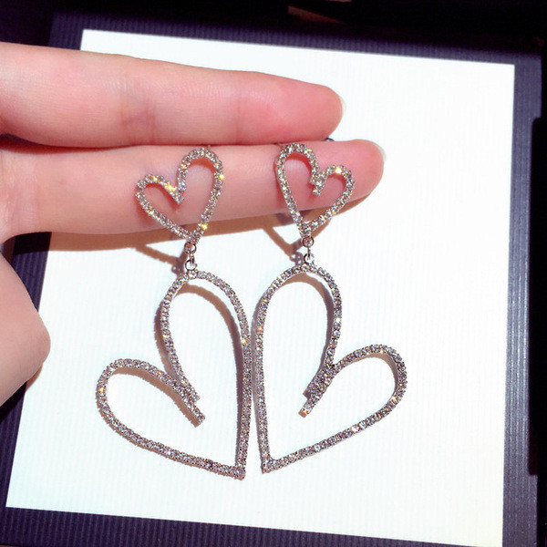 Μοντέρνα γυναικεία σκουλαρίκια σε σχήμα καρδιάς με πέτρες - δύο χρώματα