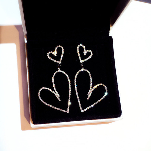 Μοντέρνα γυναικεία σκουλαρίκια σε σχήμα καρδιάς με πέτρες - δύο χρώματα