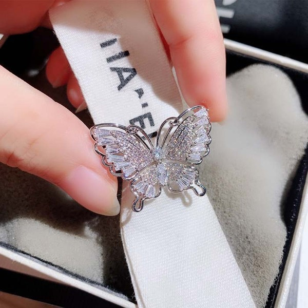 Új modell modern női gyűrű pillangóval, ezüst színben