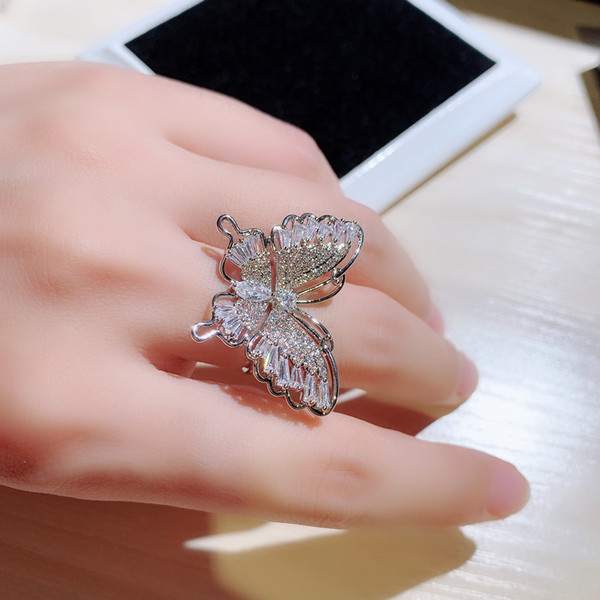 Új modell modern női gyűrű pillangóval, ezüst színben