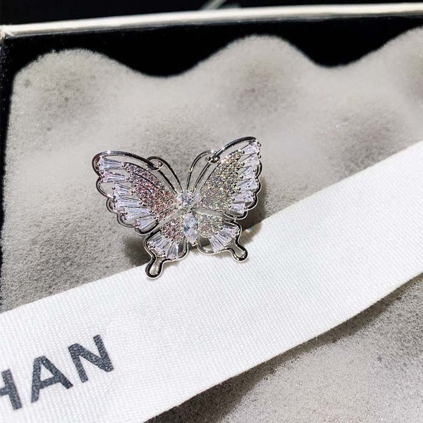 Új modell modern női gyűrű pillangóval, ezüst színben