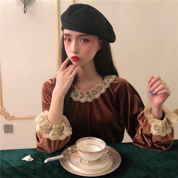 Női modern blúz két színben csipkével - bársony