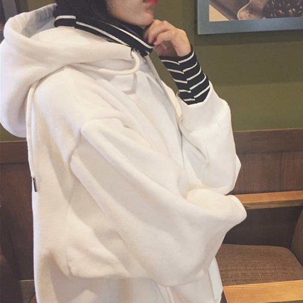 Fekete-fehér női pulóver kapucnival és zsebbel