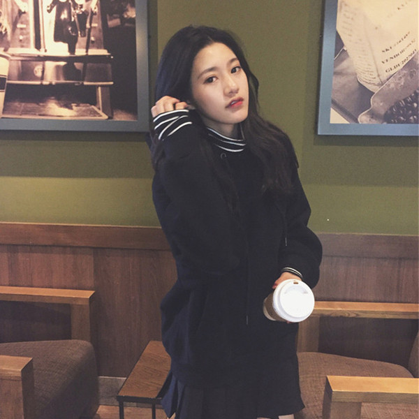 Fekete-fehér női pulóver kapucnival és zsebbel