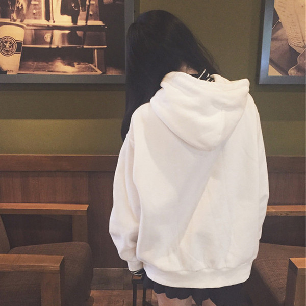 Fekete-fehér női pulóver kapucnival és zsebbel